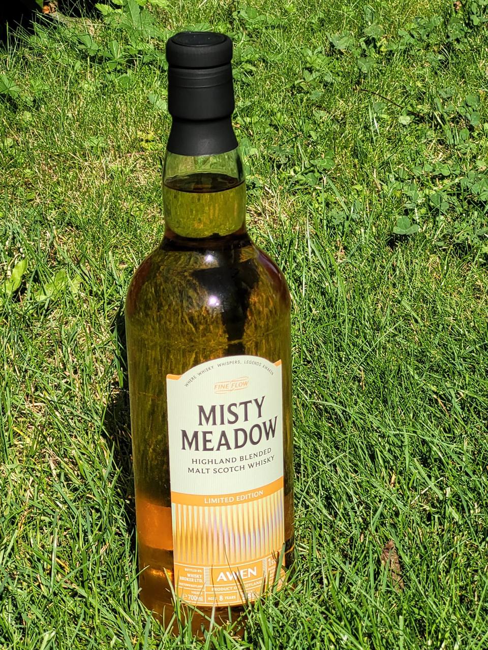 MISTY MEADOW – AWEN Flasche auf Wiese